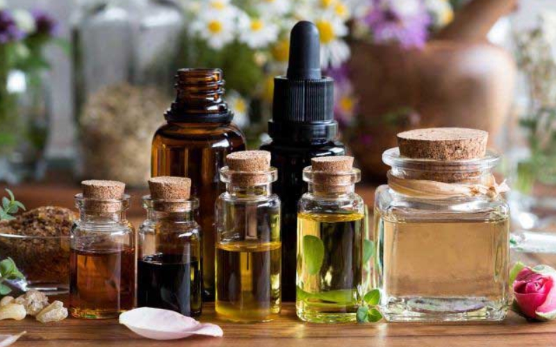 Pha trộn hỗn hợp diệt gián bằng tinh dầu